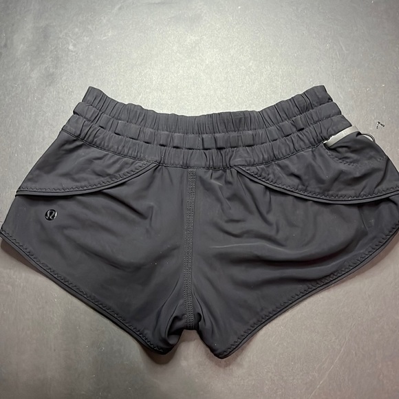 Lululemon reversable cactus short - Picture 2 of 8